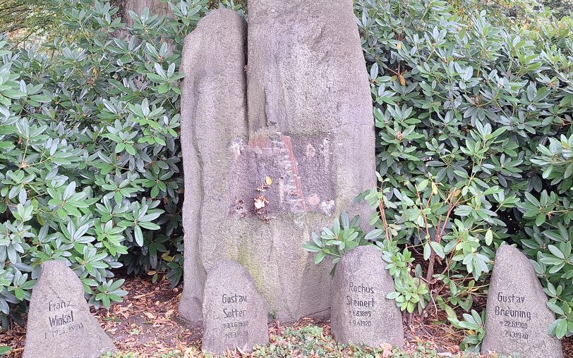 Unbekannte Täter hatten bereits im September (wie im Bild zu sehen) auf dem Südfriedhof zwei Gedenktafeln der Märzgefallenen herausgeschlagen (Archivfoto).