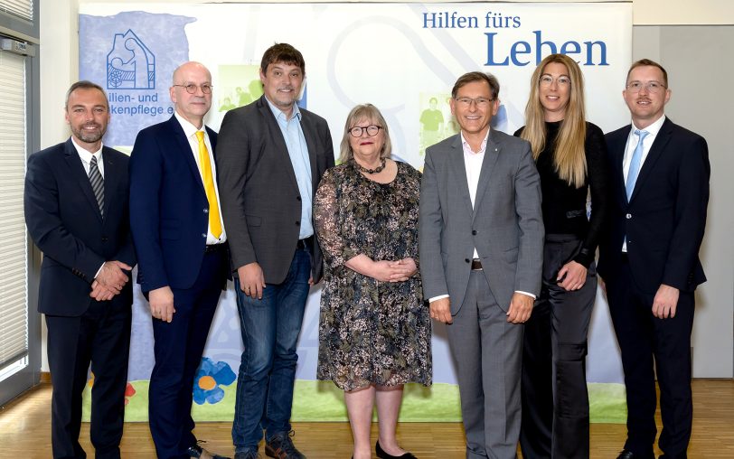 Festakt zum 50-jährigen Jubiläum der Familien- und Krankenpflege Herne (FuK): (v.li.) Cengiz Kaymak, Dirk Brieskorn, Nico Koning (alle drei Vorstand des FuK Herne), Susanne Schübel (Vorsitzende der paritätischen Kreisgruppe Herne), Dr. Frank Dudda (Oberbürgermeister), Stefanie Jordan (Sozialdezernentin) und Mike Imminger (Geschäftsführer FuK Herne).