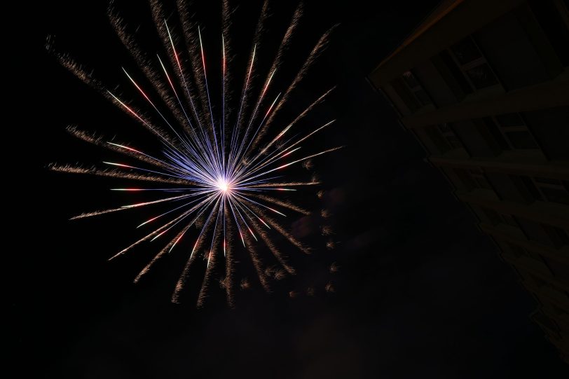 Das Eröffnungsfeuerwerk der Cranger Kirmes 2024, aufgenommen vom Abschussplatz am Westhafen.