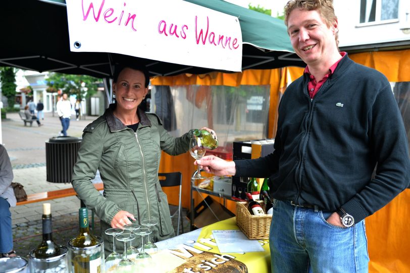 Weinhändler Jens Rohlfing beim Feierabendmarkt in Wanne-Mitte.