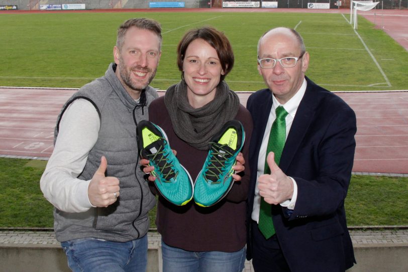 Anmeldestart für den 12. AOK-Firmenlauf Bochum: v.l. : Upletics-Geschäftsführer Marcus Hoselmann, Laufbotschafterin Jana Hartmann und Hermann-Josef Lemke-Bochem (AOK-Teamleiter Prävention).
