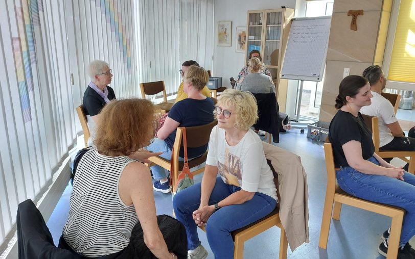 Gemeinsam lernen, gemeinsam wachsen: Strategien für den Umgang mit Schwerstkranken und Sterbenden vermittelt der Bildungsurlaub 
