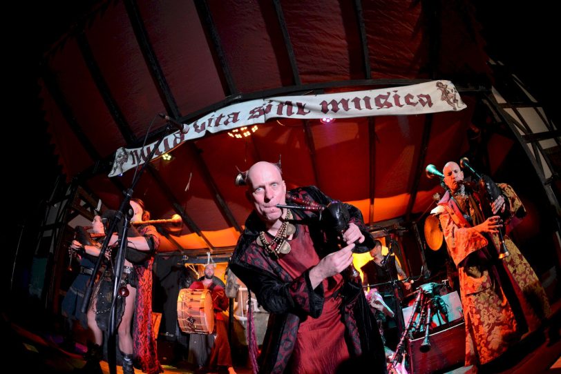 Tanzwut spielen zur Eröffnung des 10. Mittelalterfest