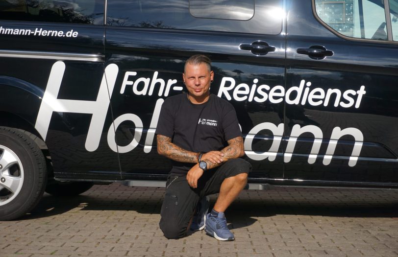 Thomas Hohmann vor einem seiner Fahrzeuge.