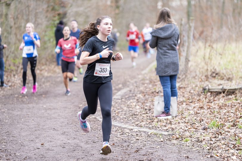 Der 43. Herner Silvesterlauf im Revierpark Gysenberg in Herne (NW), am Freitag (31.12.2021). Coronabedingt ohne Zuschauer und mit 2G.