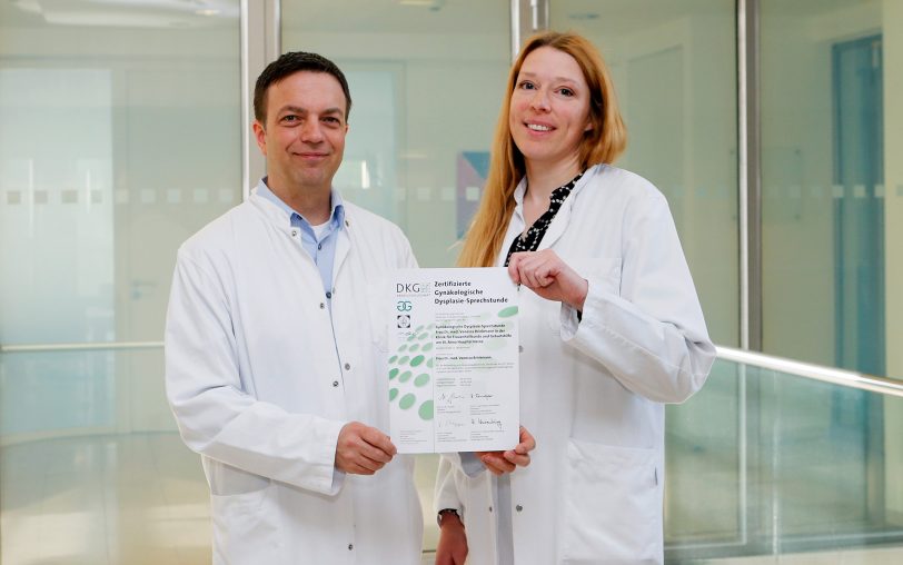 Valentin Menke, Chefarzt der Klinik für Frauenheilkunde und Geburtshilfe des St. Anna Hospital und Oberärztin Vanessa Brinkmann freuen sich über die Zertifizierung „Gynäkologische Dysplasie-Sprechstunde“.
