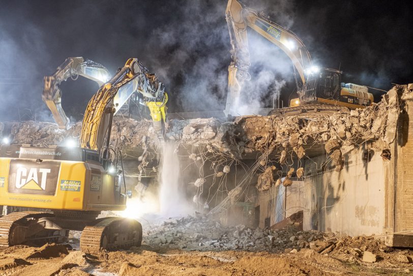 Nächtlicher Abbruch des westlichen Teil der Autobahnbrücke der A43.