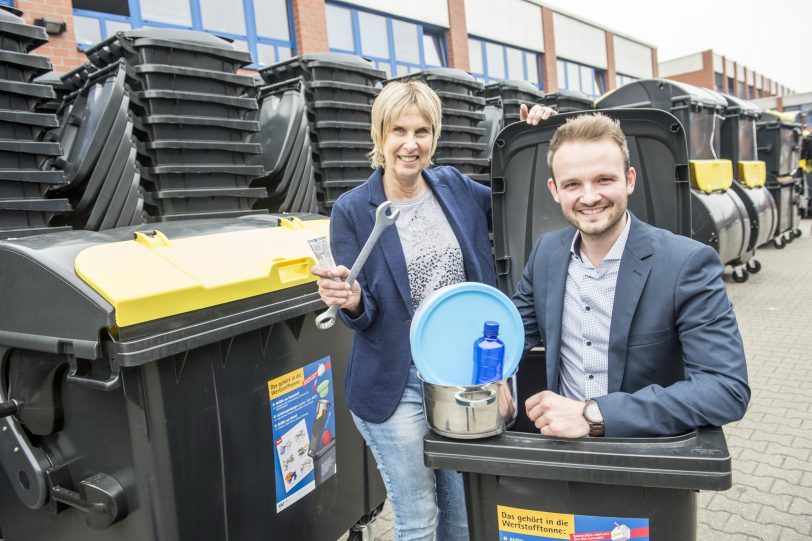 Vorstellung der neuen Wertstofftonne am 13. April 2016, Sonja Tatzel und Nils Werner (i.d.Tonne).