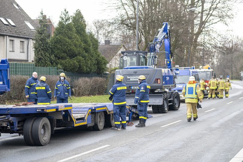 Durch einen Brand wurde am Samstagmorgen (31.01.2021) der Netto-Markt an der Berliner Straße in Herne (NW) komplett zerstört. Kräfte der Berufs- und der Freiwilligen Feuerwehr wurden bei den Löscharbeiten durch das THW unterstützt. Die Polizei ermittelt wegen des Verdachts auf Brandstiftung.