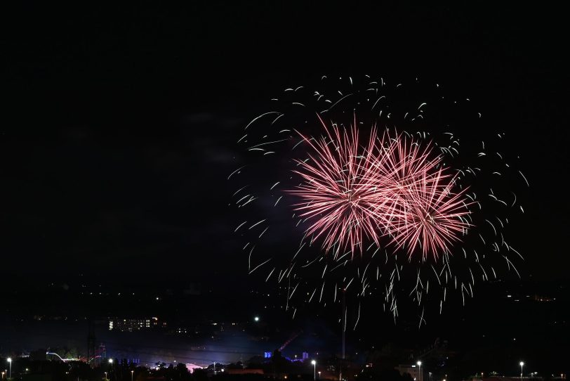 Das Eröffnungsfeuerwerk zur Cranger Kirmes 2022, aufgenommen von der Halde Hoheward in Herten aus.