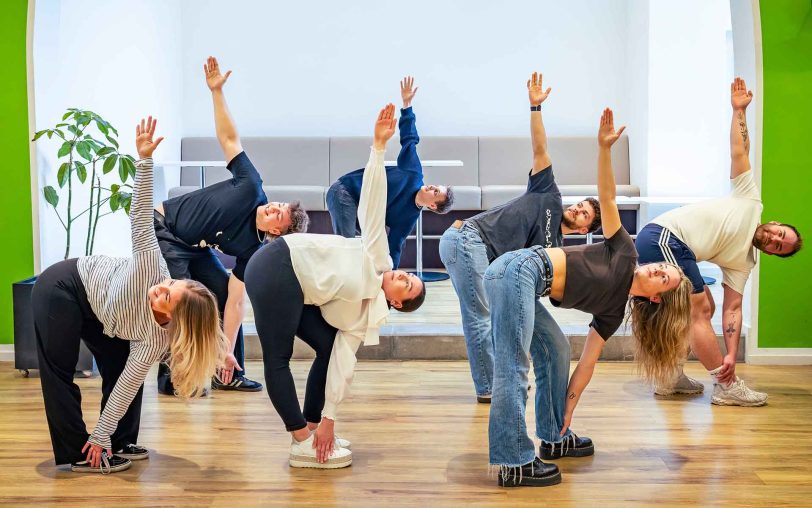 Auszubildende der Akademie der Physiotherapie zeigen Mobilisations- und Dehnübungen für eine aktive Pause.