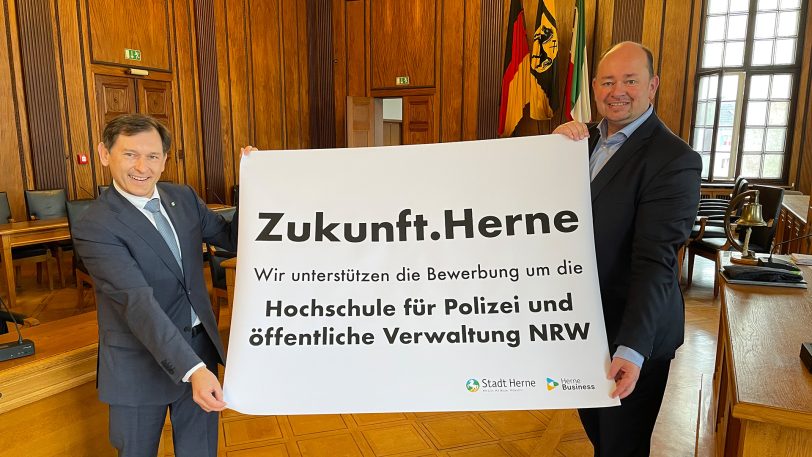 Zukunft.Herne: Das Motto für die Bewerbung um die Polizei-Hochschule. li. OB Dudda und Holger Stoye, Herne.Business.