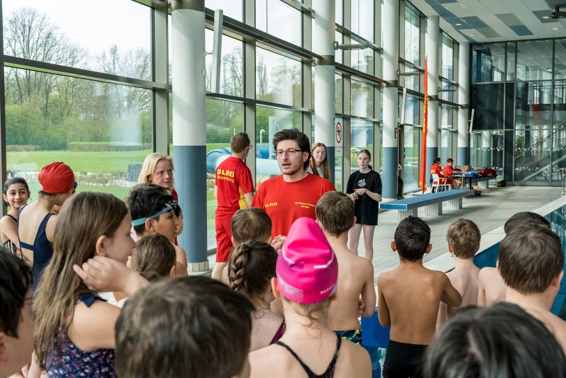 Seepferdchenabnahme der DLRG Herne im Wananas in den Osterferien 2023. 130 Kinder erreichten ihr Abzeichen, nachdem sie an den Schwimmkursen durch das Projekt "NRW kann schwimmen" teilgenommen haben.