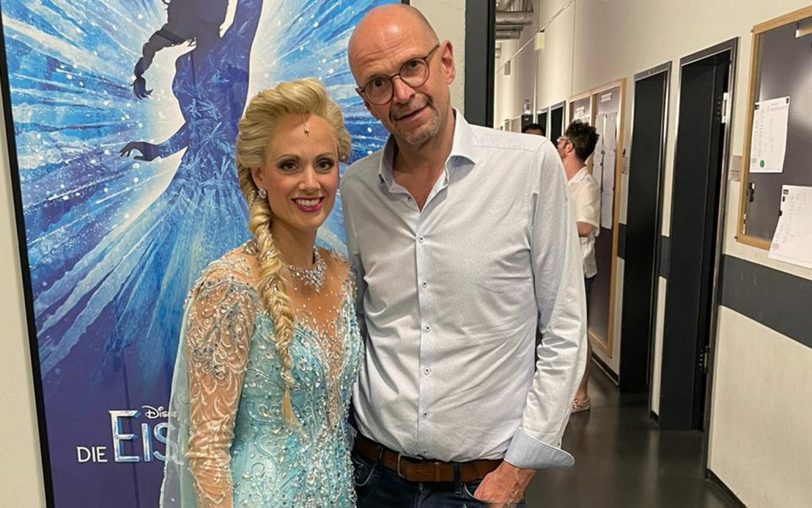 Janneke Ivankova (li.), bekannt als „Elsa“ aus dem Musical-Welterfolg „Die Eiskönigin“, zusammen mit Konzert-Veranstalter Thomas Lubbers.