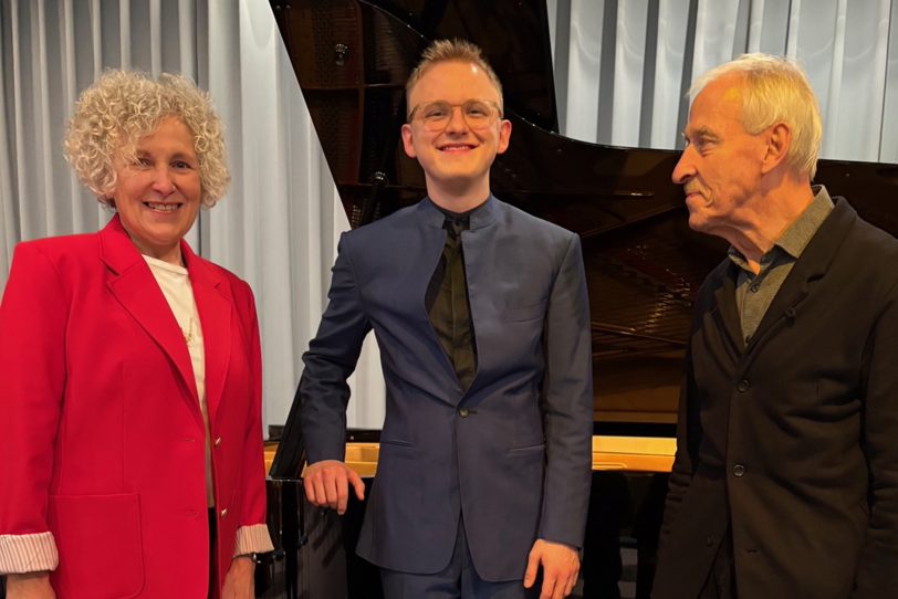Pianist Jan Čmejla begeisterte das Herner Publikum in der Vorweihnachtszeit. v.l. Gabriele Przybyl, Jan Čmejla, Jan Thürmer.