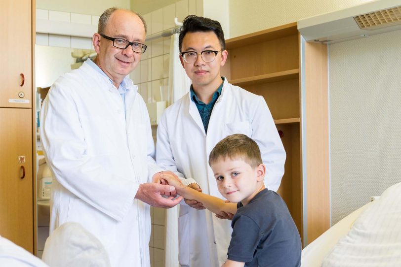 v.l. Prof. Dr. Ralf-Bodo Tröbs, Direktor der Klinik für Kinderchirurgie, mit dem Gastarzt Pan Zhubin.