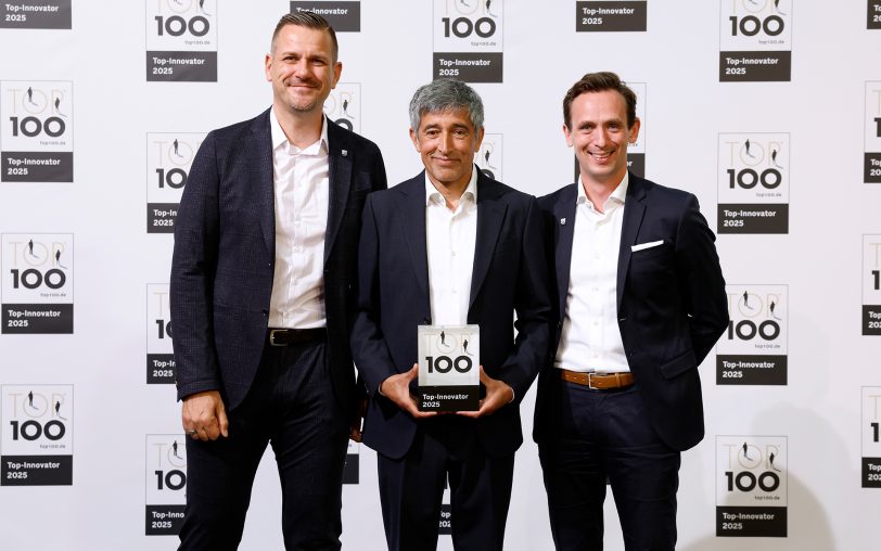 Wissenschaftsredakteur Ranga Yogeshwar (Mitte) hob bei seiner Laudatio hervor, wie leidenschaftlich, neugierig und innovationshungrig mittelständische Unternehmen wie das Werksarztzentrum Deutschland (WZD) die Zukunft gestalten. Mit auf dem Bild (li.) Bernd Gottschling (WZD, Leitung Vertrieb) und Dr. med. Jan Felix Hübner (Geschäftsführer WZD).
