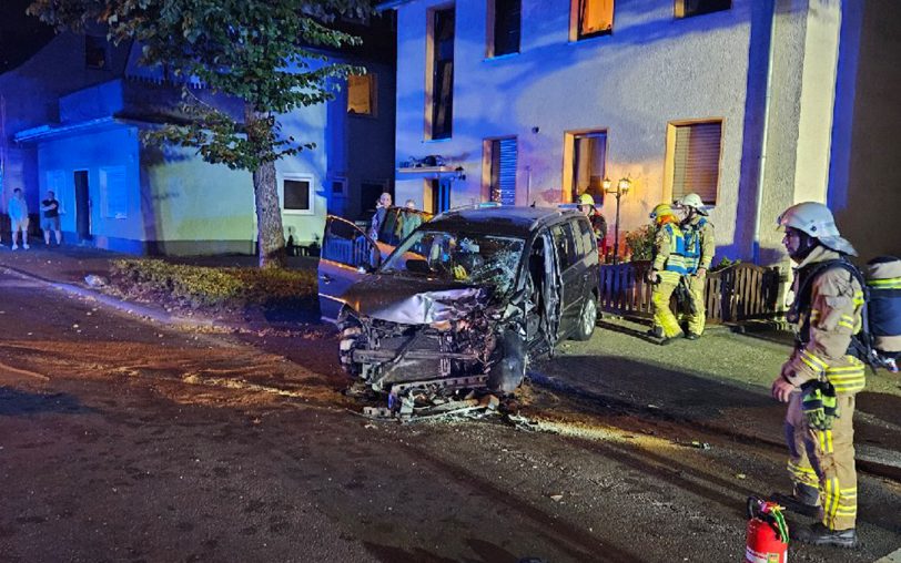 Das Auto des 49-jährigen Gelsenkircheners wurde auf den Gehweg geschleudert.