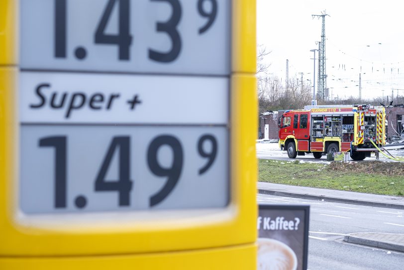 Durch einen Brand wurde am Samstagmorgen (31.01.2021) der Netto-Markt an der Berliner Straße in Herne (NW) komplett zerstört. Kräfte der Berufs- und der Freiwilligen Feuerwehr wurden bei den Löscharbeiten durch das THW unterstützt. Die Polizei ermittelt wegen des Verdachts auf Brandstiftung.