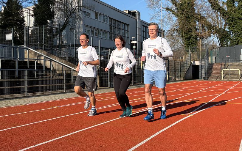 Laufen sich bei eisigen Temperaturen schon mal für den 11. St. Elisabeth-Firmenlauf warm: (v.li.) Veranstalter Henning Prinz, Dr. Sabine Edlinger (Geschäftsführung St. Elisabeth-Gruppe) und Rüdiger Döring, Fachbereich Sport. Das Event steigt am Donnerstag, 22. Mai 2025.