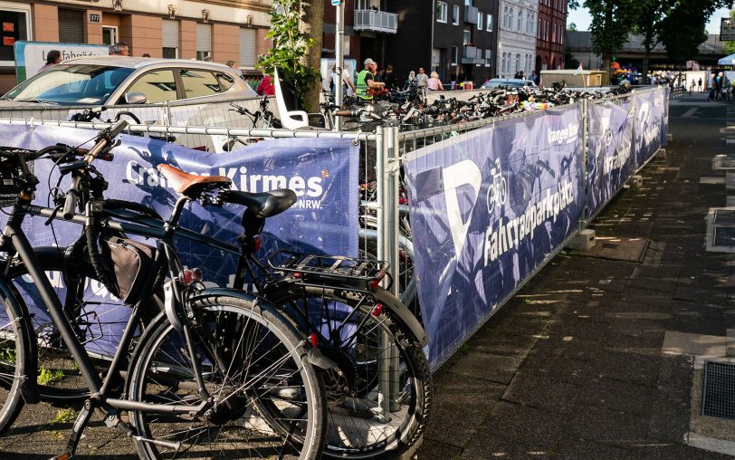 Sind sehr beliebt: Die Fahrradstellplätze während der Cranger Kirmes, hier an der Hauptstraße. Sie kosten nur einen Euro pro Tag. Insgesamt gibt es fünf bewachte Parkplätze für Zweiräder.