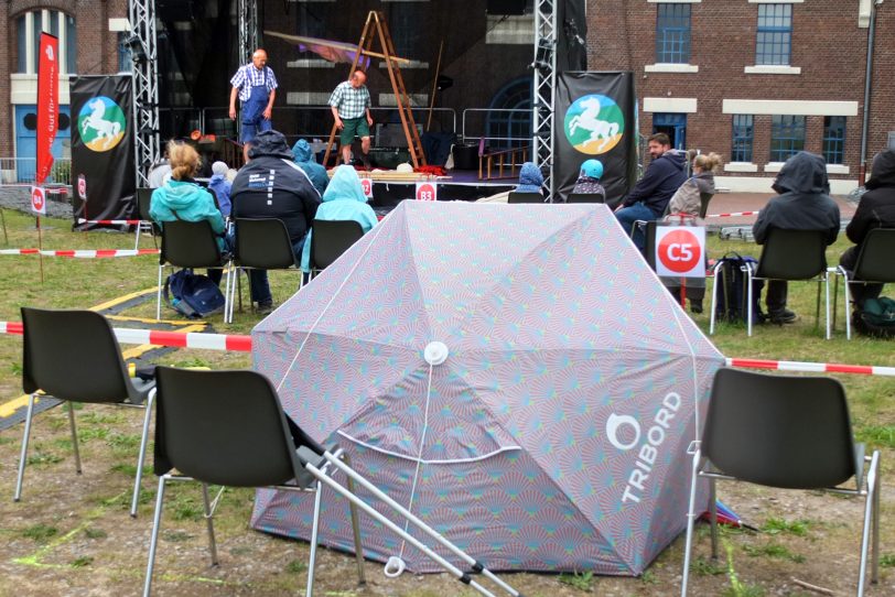 Das Wetter spielte nicht mit bei der ersten OpenAir-Veranstaltungen vor den Flottmannhallen nach der coronabedingten Schließung. im Bild:  Das Kindertheater Pappmobil mit dem Stück Drachen auf Baustelle Süd.