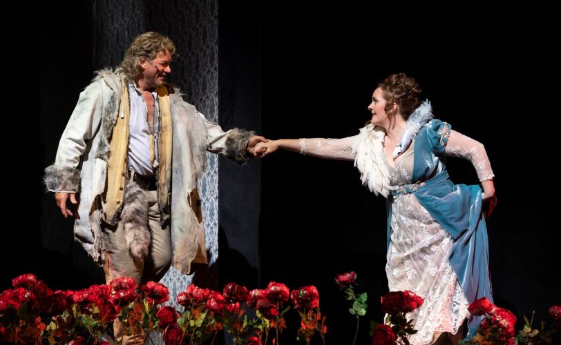 Auf Matteos Rosen gebettet: Mandryka (Heiko Trinsinger) und Arabella (Jessica Muirhead).