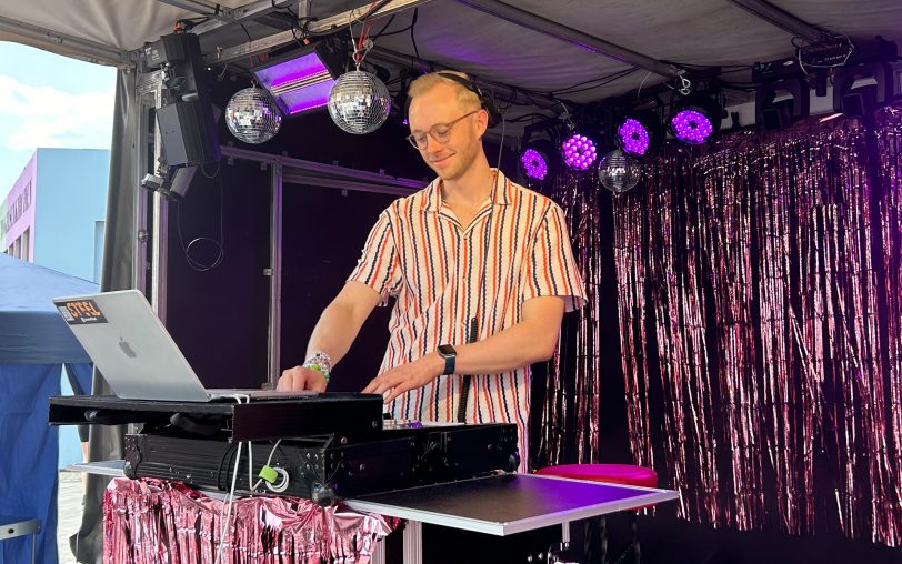 Hatte die passenden Songs für die Swifties parat: Der Herner DJ STEEL sorgte in Gelsenkirchen beim Warm-Up für Stimmung.