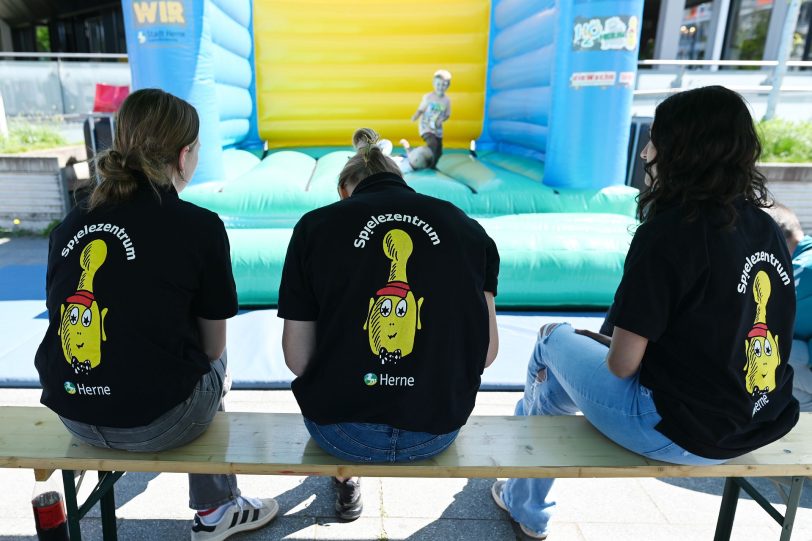 Mitarbeiter des Spielezentrums betreuen eine Hüpfburg vor dem Kultruzentrum.