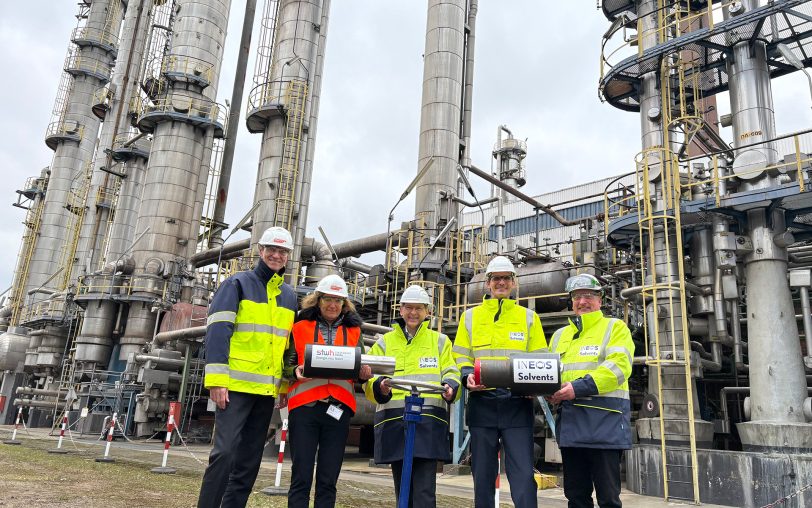 Ineos und die Stadtwerke Herne kooperieren und bauen ein Wärmewende-Projekt für Fernwärme aus. Beim offiziellen Start dabei: (v.li.) Stadtwerke-Vorstand Ulrich Koch, Dr. Kathrin Kalkühler (technische Leitung Stadtwerke Herne), OB Dr. Frank Dudda, Dr. Bernhard Hüpen (Werksleiter Ineos) und Dirk Kniese, technischer Leiter Ineos.