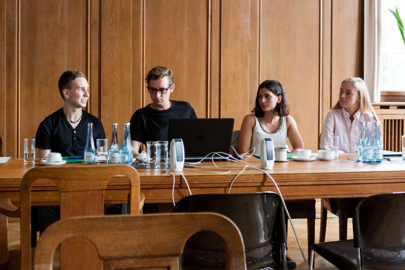 v.l. Thomas Müller, Falk Küpper, Linda Lück, Carolin Schmidt, die das Projekt aus Sicht der Studierenden vorstellten.