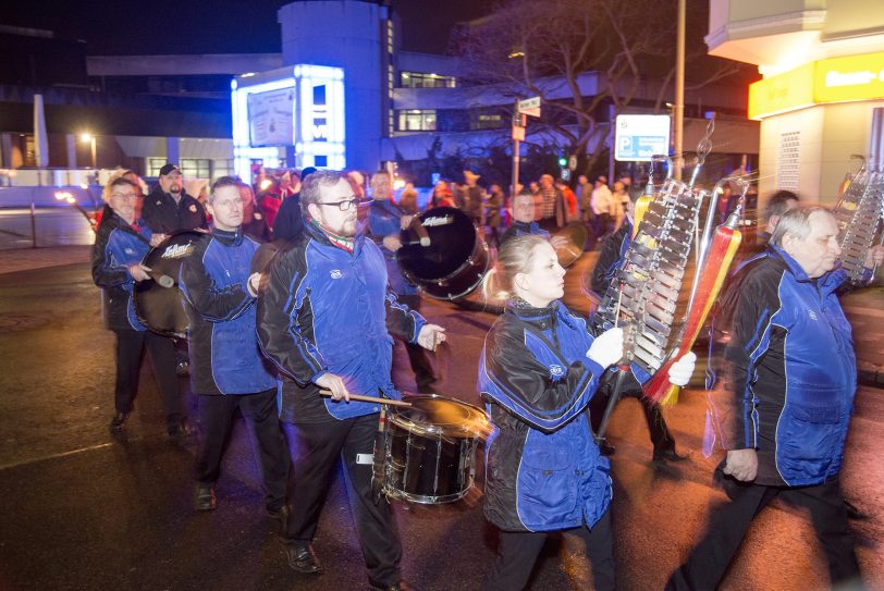 Der Bacchus wird von Mitgliedern der 1. HeKaGe am Veilchendienstag zu Grabe getragen (Archivfoto).