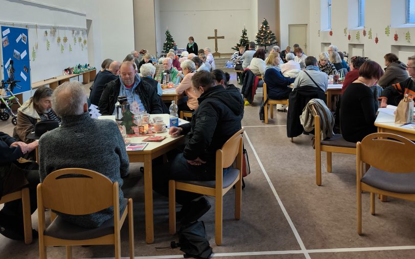 Dagmar Spangenberg-Mades (Hintergrund) gibt den Gästen der Adventsfeier im Zeppelin-Zentrum einen Einblick in die Arbeit der Einrichtung im zurückliegenden Jahr.