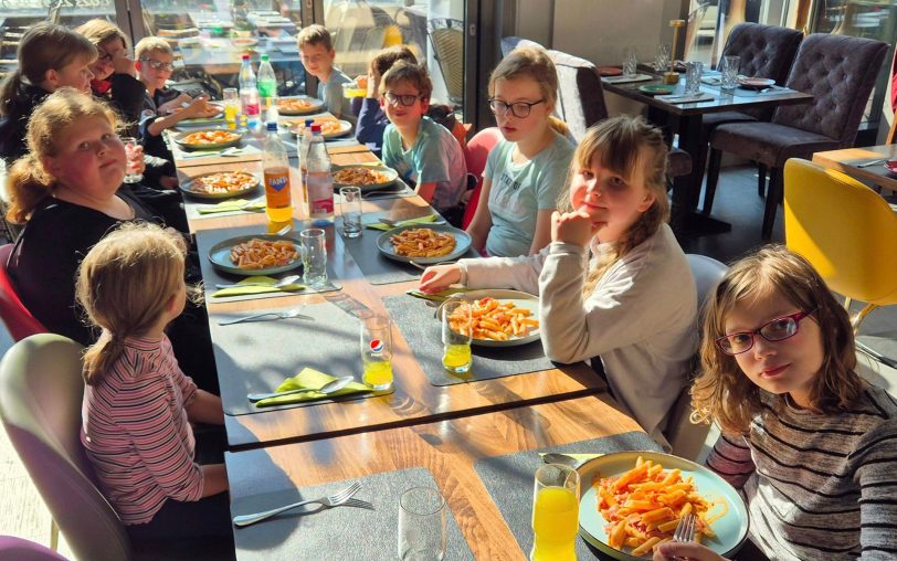 Zum Weltkindertag am Freitag (20.9.2024) wurden 27 Sunrise Kids ins Restaurant Rosmarino zum Pasta essen eingeladen: Für die Kinder war es 