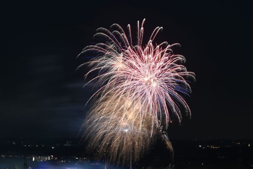 Das Eröffnungsfeuerwerk zur Cranger Kirmes 2022, aufgenommen von der Halde Hoheward in Herten aus.