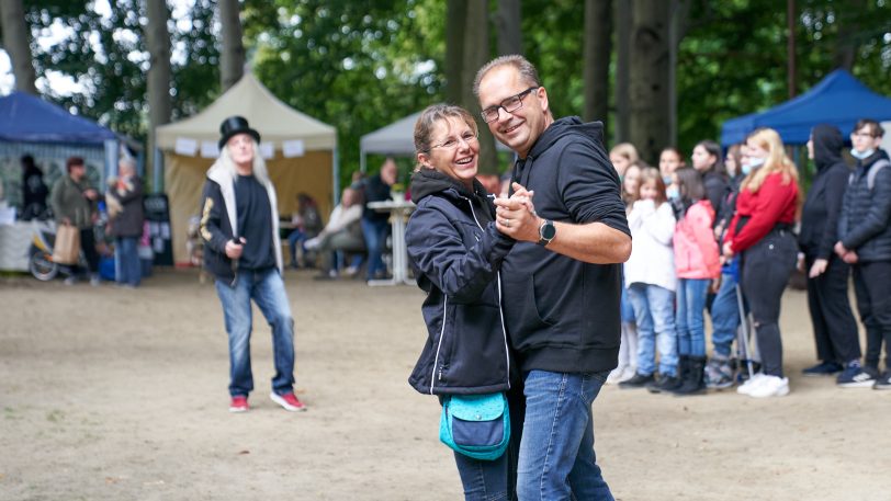 Die ein oder anderen Besucher wagten ein Tänzchen zur Musik.