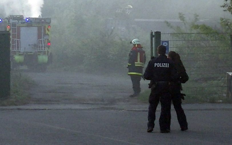 Vor der Lagerhalle.