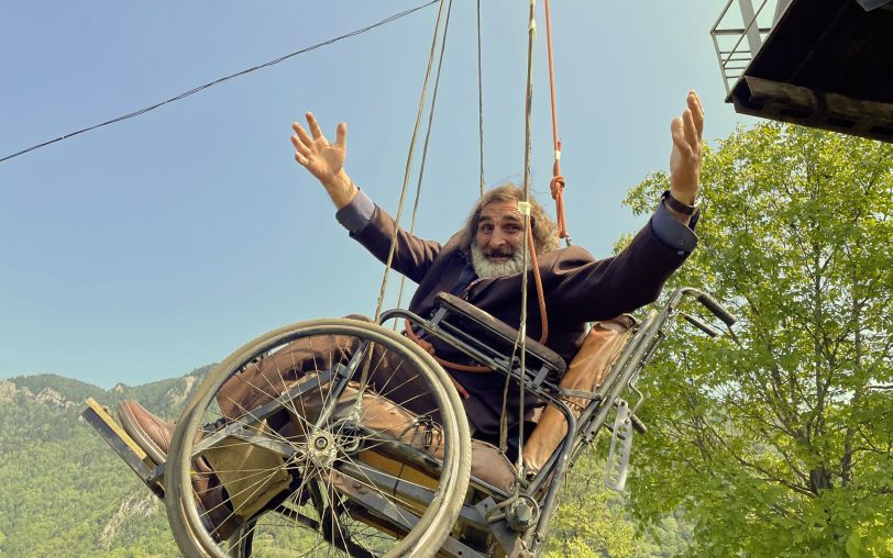 Der alte Mann im Rollstuhl (Vachagan Papovian) genießt es, unter der Gondel über die weite georgische Berglandschaft zu schweben.