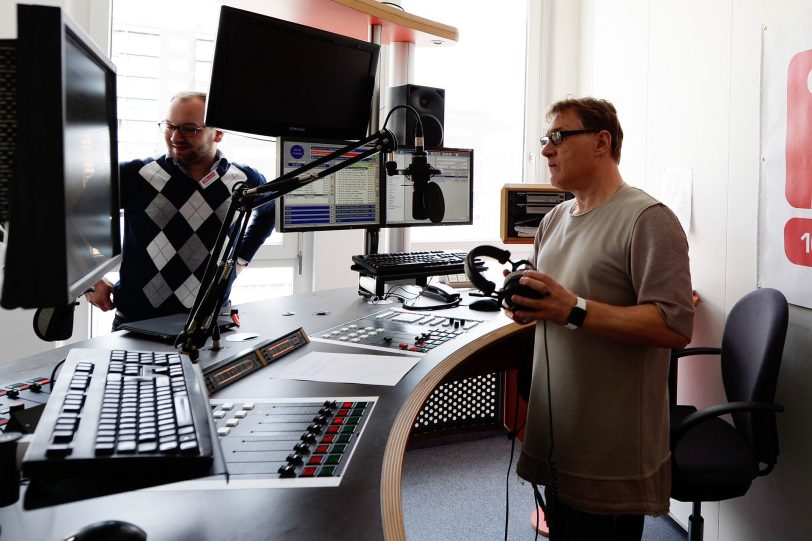 Die Besucher konnten den Radio-Moderatoren bei der Arbeit über die Schulter schauen.