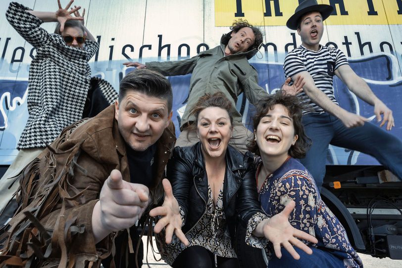 Open-Air-Theater in Castrop: Das Elektrolurch-Team (vorne, v.l.) Mike Kühne, Jessica Kessler, Simone Schuster, (hinten v.l.) Thyra Uhde, Mario Thomanek, Tobias Schwieger.