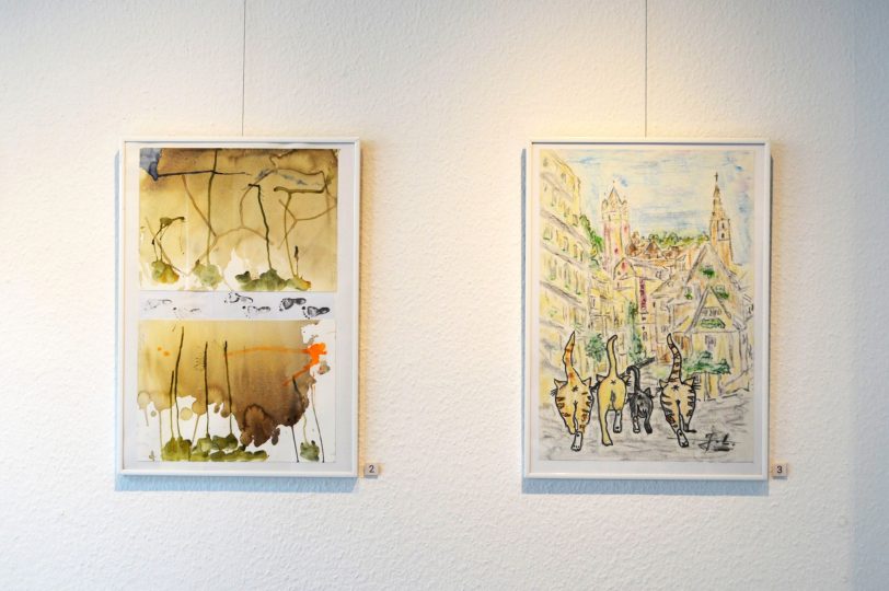 „Na, wo laufen se denn?“ nennt Christa Jakubat ihre Aquarell-Collage (links), während Jörg Lippmeyers Illustration (rechts) fragt: „Überfall oder Spaziergang?“.