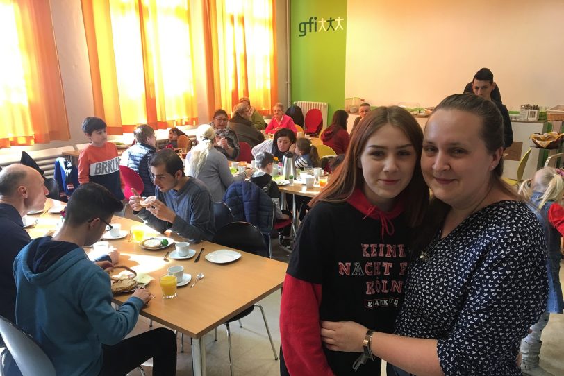 v.l. Laura und Jana Celentano organisieren den Frühstückstreff der gfi.