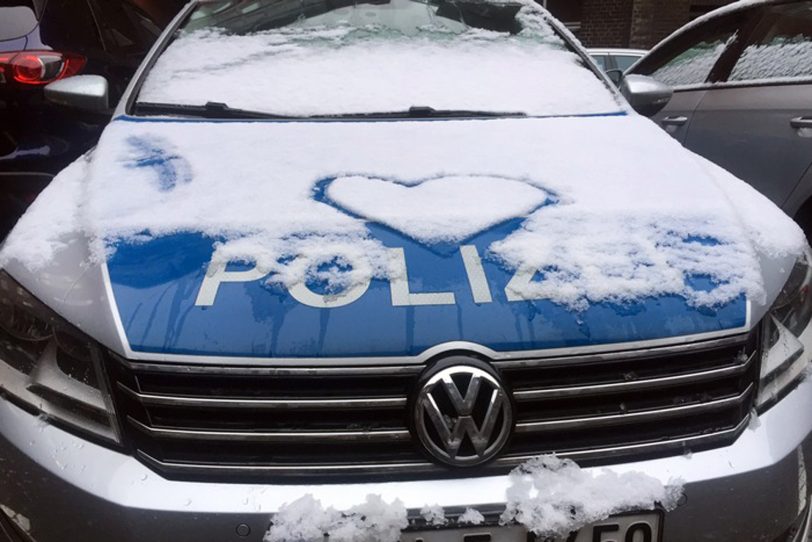 Polizei, Feuerwehr und Winterdienst sind im Einsatz.