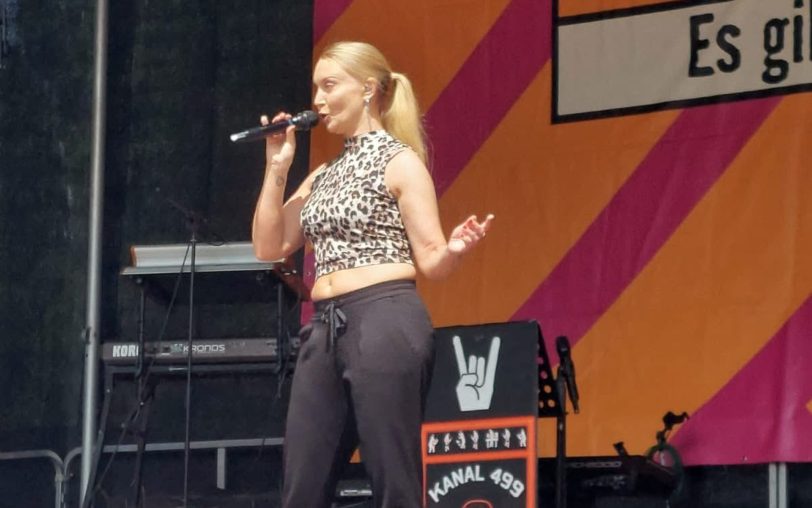 Trällerte ihre Schlagersongs: Sängerin Sarina Funke beim Benefizfest vom Herner Förderturm am Samstag (26.7.2025).