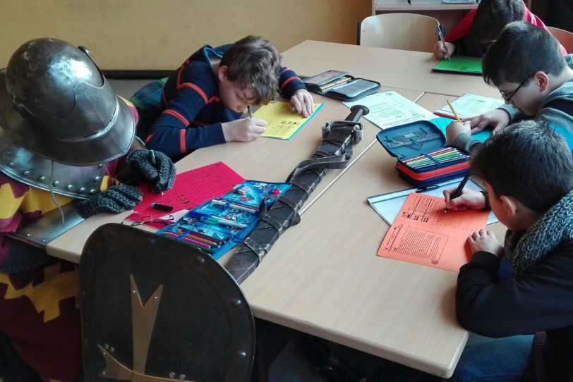 Eine Ritterrüstung für den Geschichtsunterricht in der Realschule an der Burg.