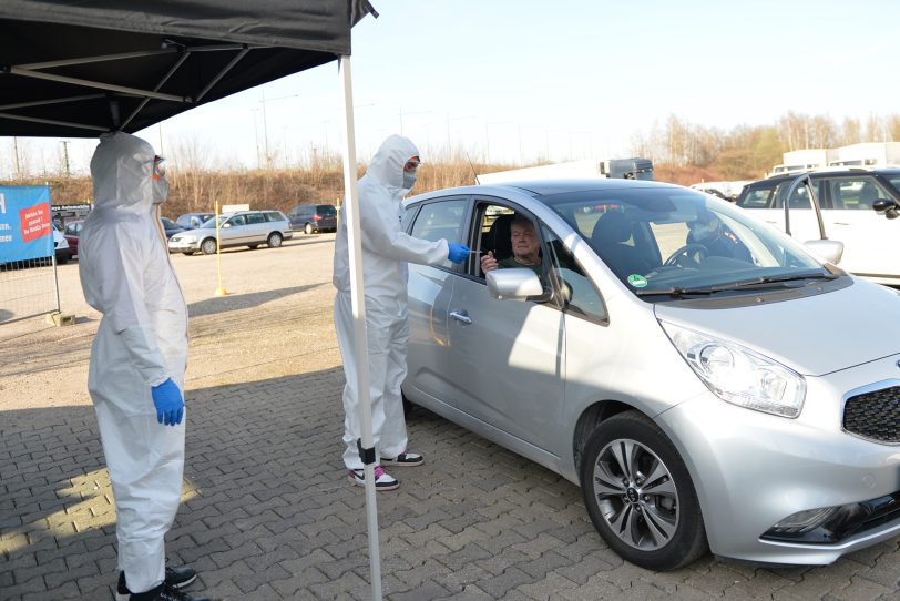 Das Testzentrum an der Castroper Straße ist das 2. Drive-In in der Stadt, im Bild fährt Das Ehepaar Behle im Auto vor und lässt sich zur eigenen Sicherheit testen.