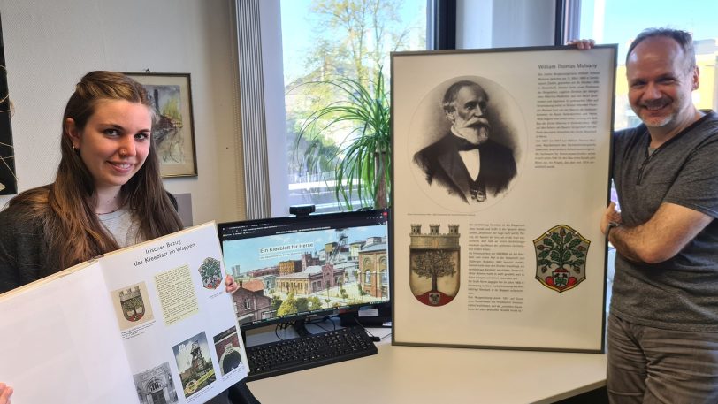 Kuratorin Alina Gränitz (li.) und Kurator Jürgen Hagen präsentieren die Ausstellungstafeln im A3-Format und Bücher zur Online-Ausstellung 