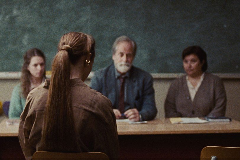 Ein Lehrertribunal der besonderen Art: Sunna (Thea Lambrechts Vaulen, hinten l.), Jarle (Øystein Røger, hinten Mitte) und Ajsa (Vera Veljovic, hinten r.) treffen auf Elisabeth (Renate Reinsve).