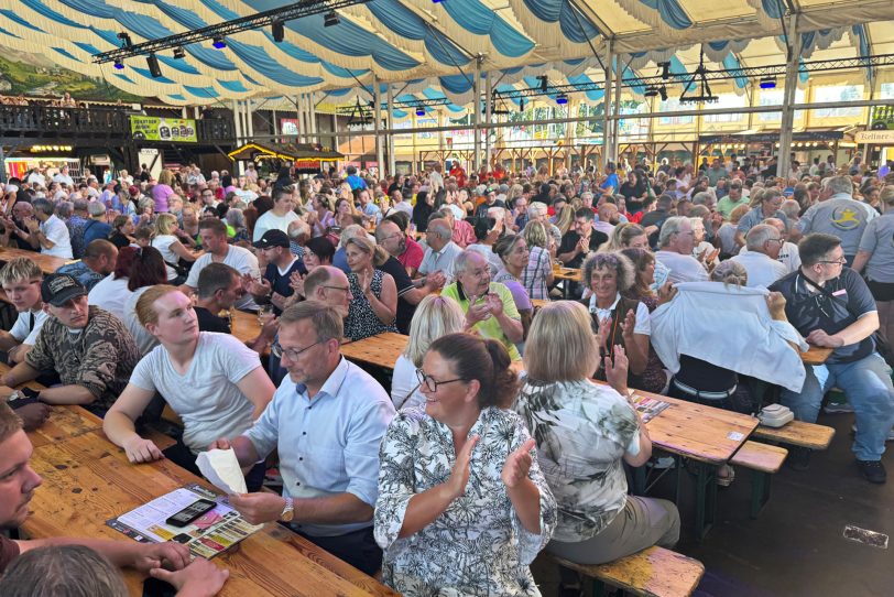 Gut gefüllt war das Cranger Festzelt beim 'Treff im Zelt'.