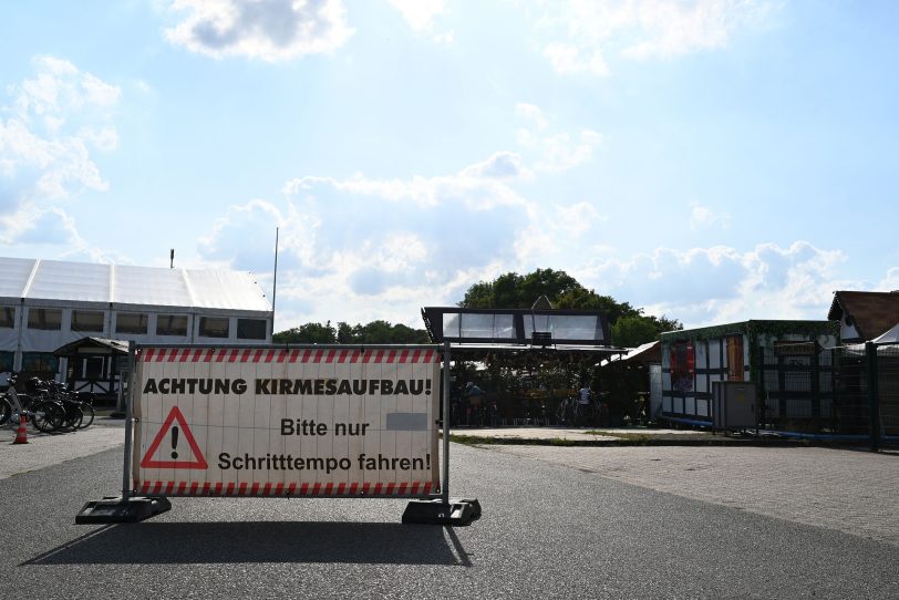 Der Kirmesaufbau schreitet voran. Nun kommen weitere Aufbaukantinen dazu und das Kirmesbüro öffnet.